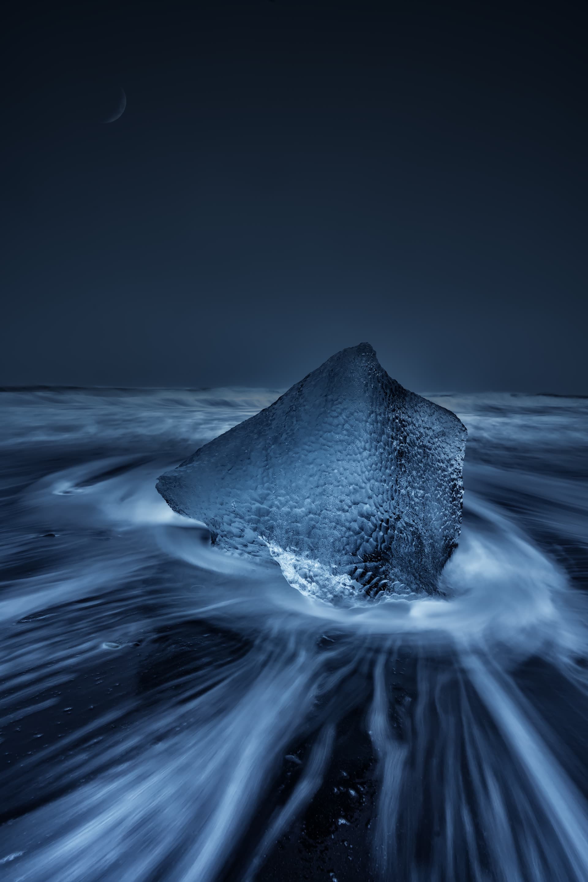 Bloques de hielo transparentes sobre la arena negra de Diamond Beach, Islandia