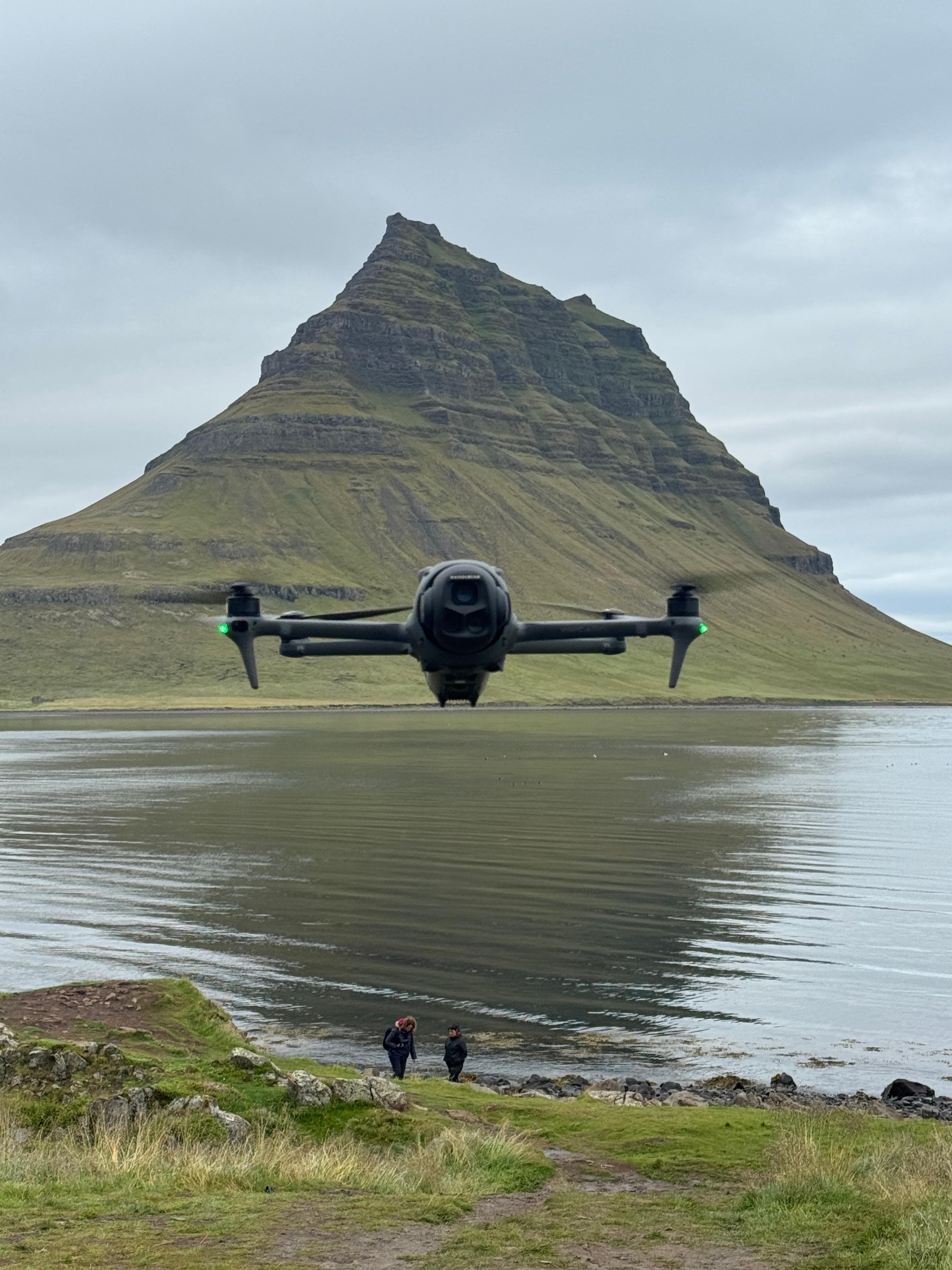 Vista aérea de dron sobre Kirkjufell en Islandia