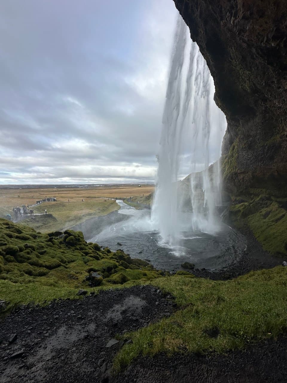 Cascada Seljalandsfoss iluminada al atardecer en el sur de Islandia
