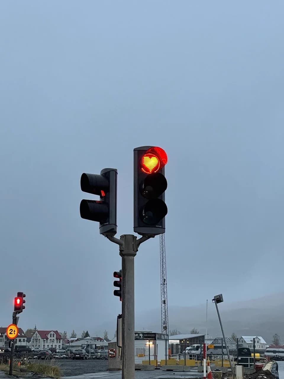 Semáforo en rojo con forma de corazón en Akureyri, norte de Islandia