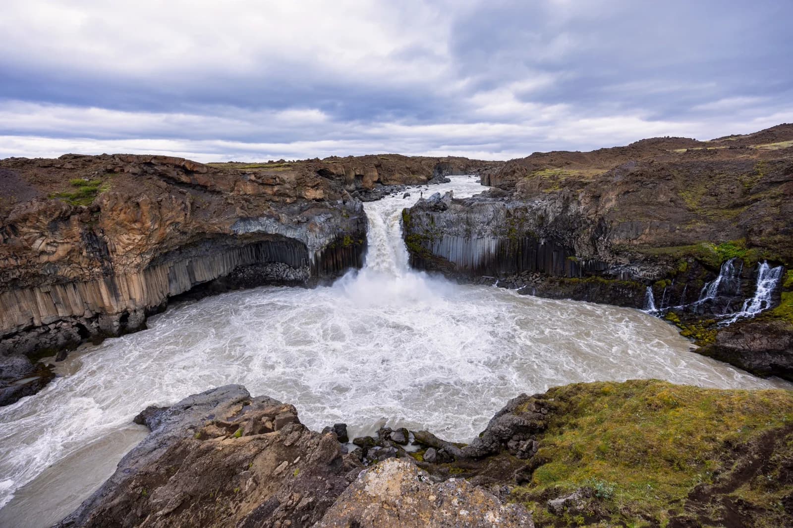 Cascada Aldeyjarfoss enmarcada por columnas hexagonales de basalto negro, norte de Islandia