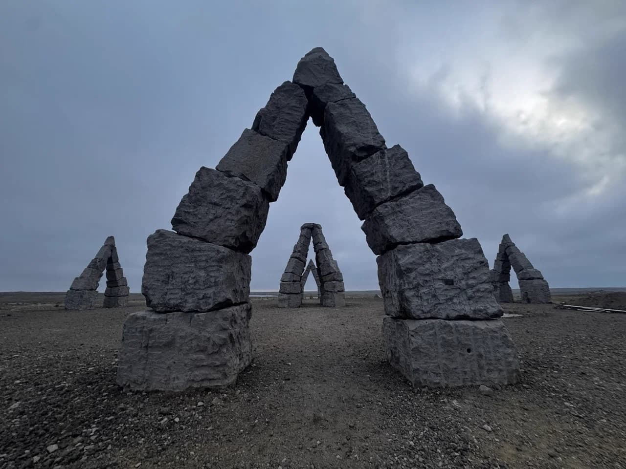 Arcos de piedra del monumento Arctic Henge en Raufarhöfn, norte de Islandia
