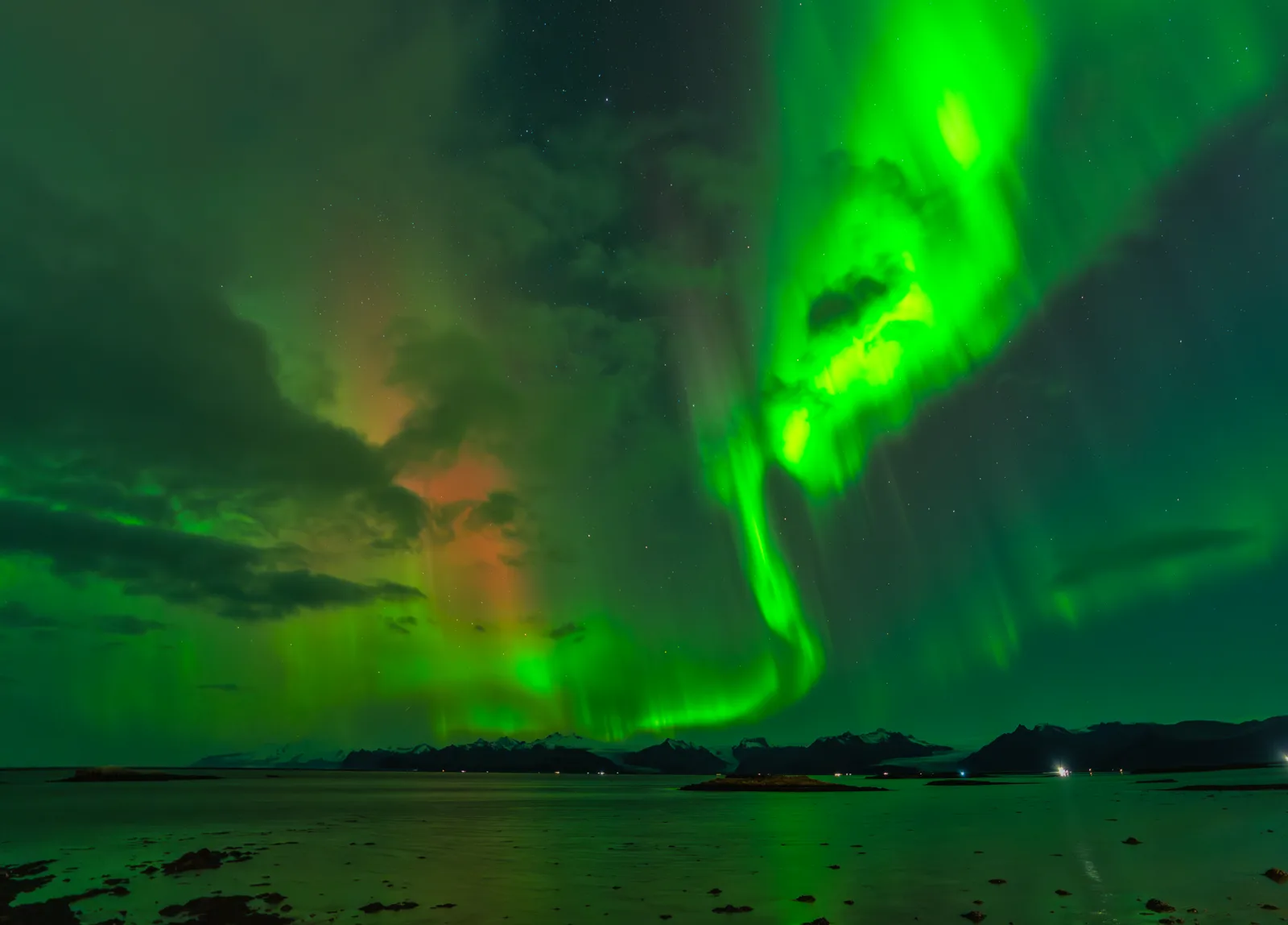 Aurora boreal sobre Höfn, este de Islandia