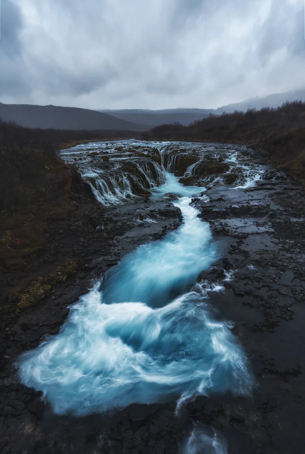 Cascada Brúarfoss de agua turquesa entre grietas de roca, desvío del Círculo Dorado, Islandia