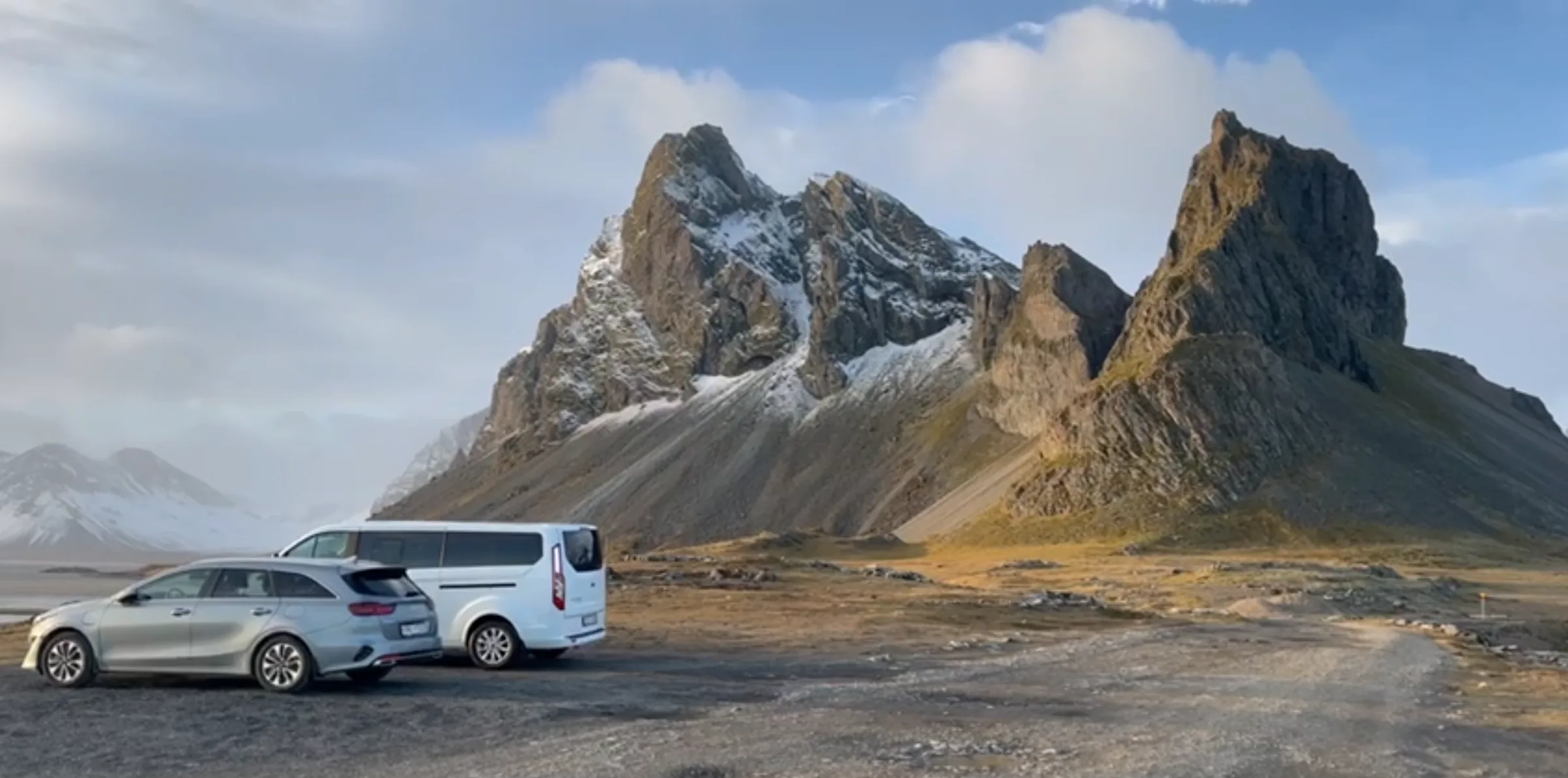 Coches de alquiler recorriendo la carretera junto a Eystrahorn, en el sureste de Islandia