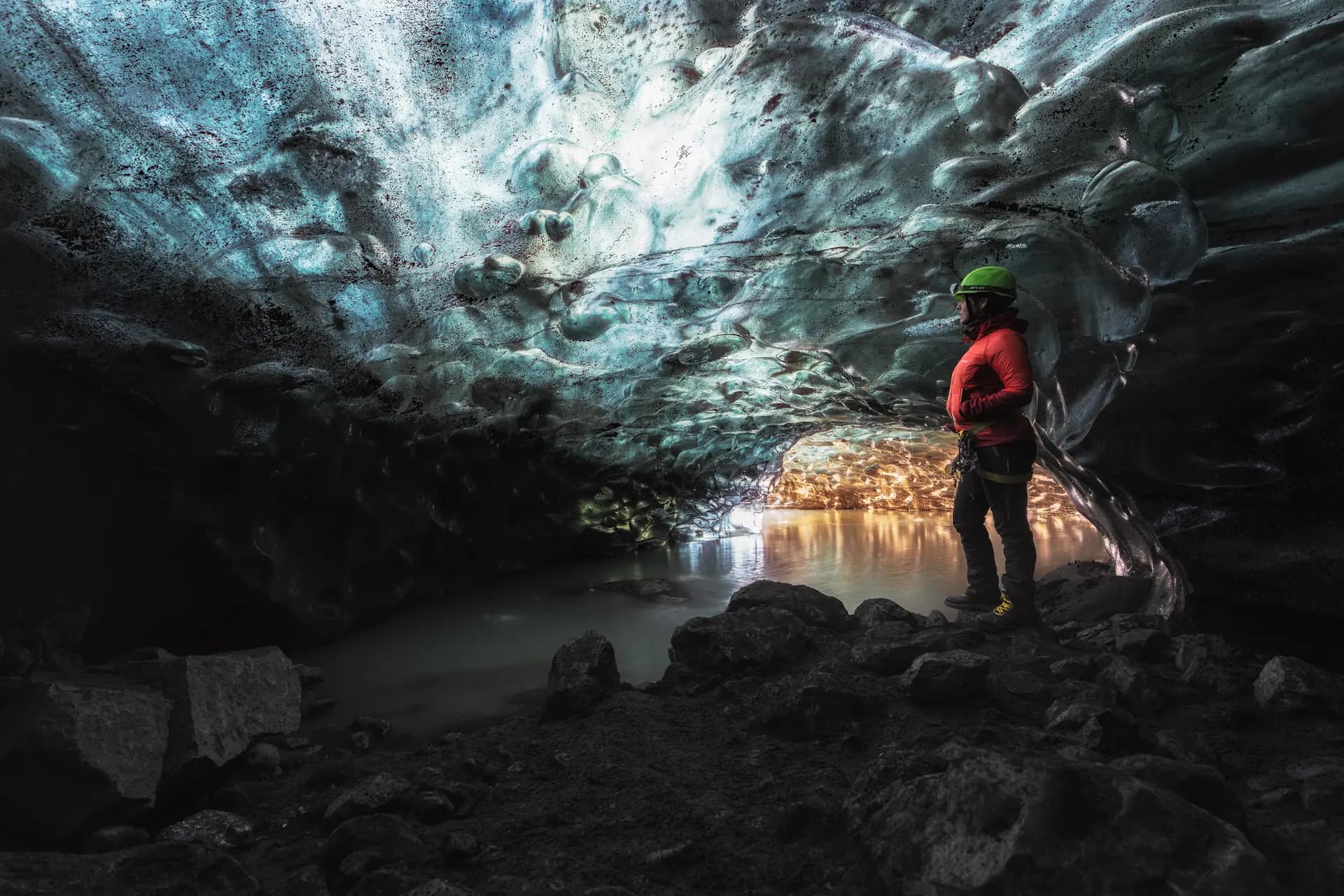 Interior de una cueva de hielo azul en el glaciar Vatnajökull en invierno, Islandia