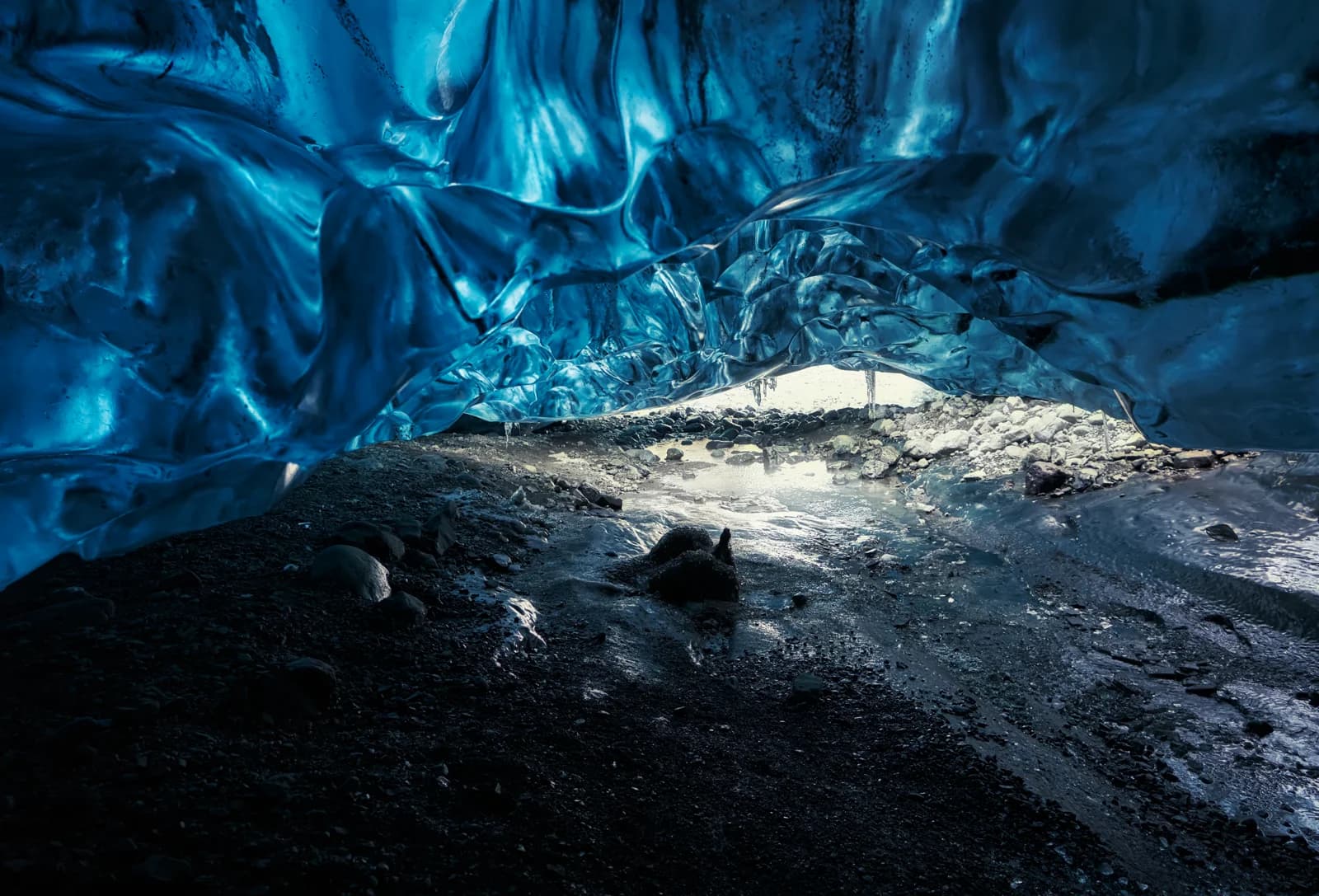 Interior de la cueva de hielo azul eléctrico en el glaciar Vatnajökull, Islandia