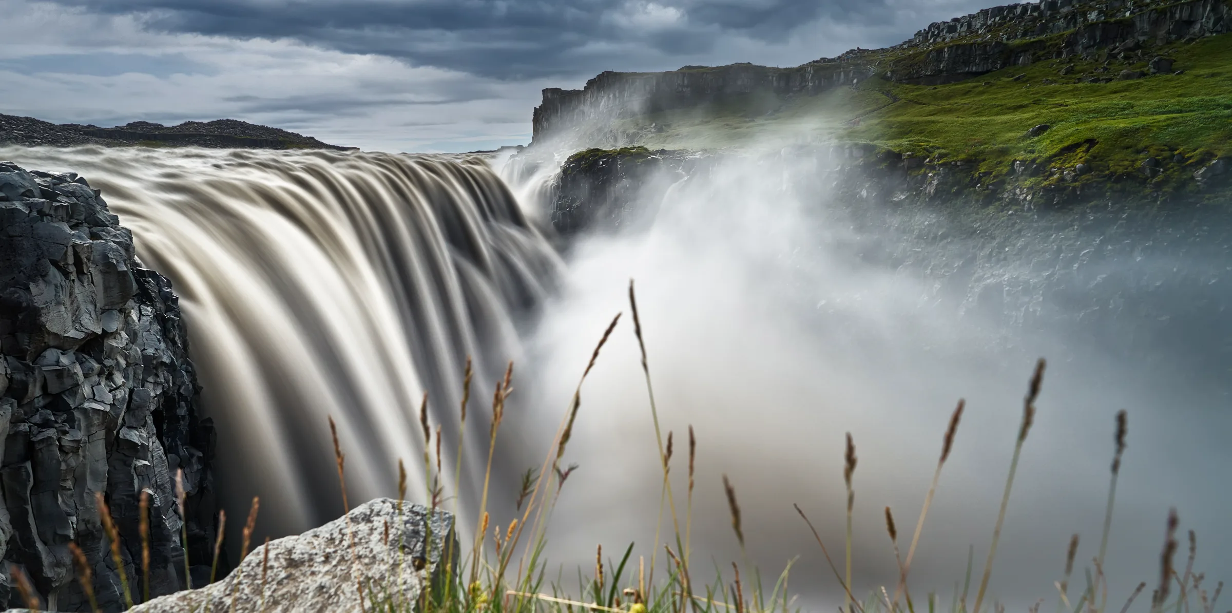 Panorámica del cañón y la cascada Dettifoss, la más potente de Europa, en el norte de Islandia