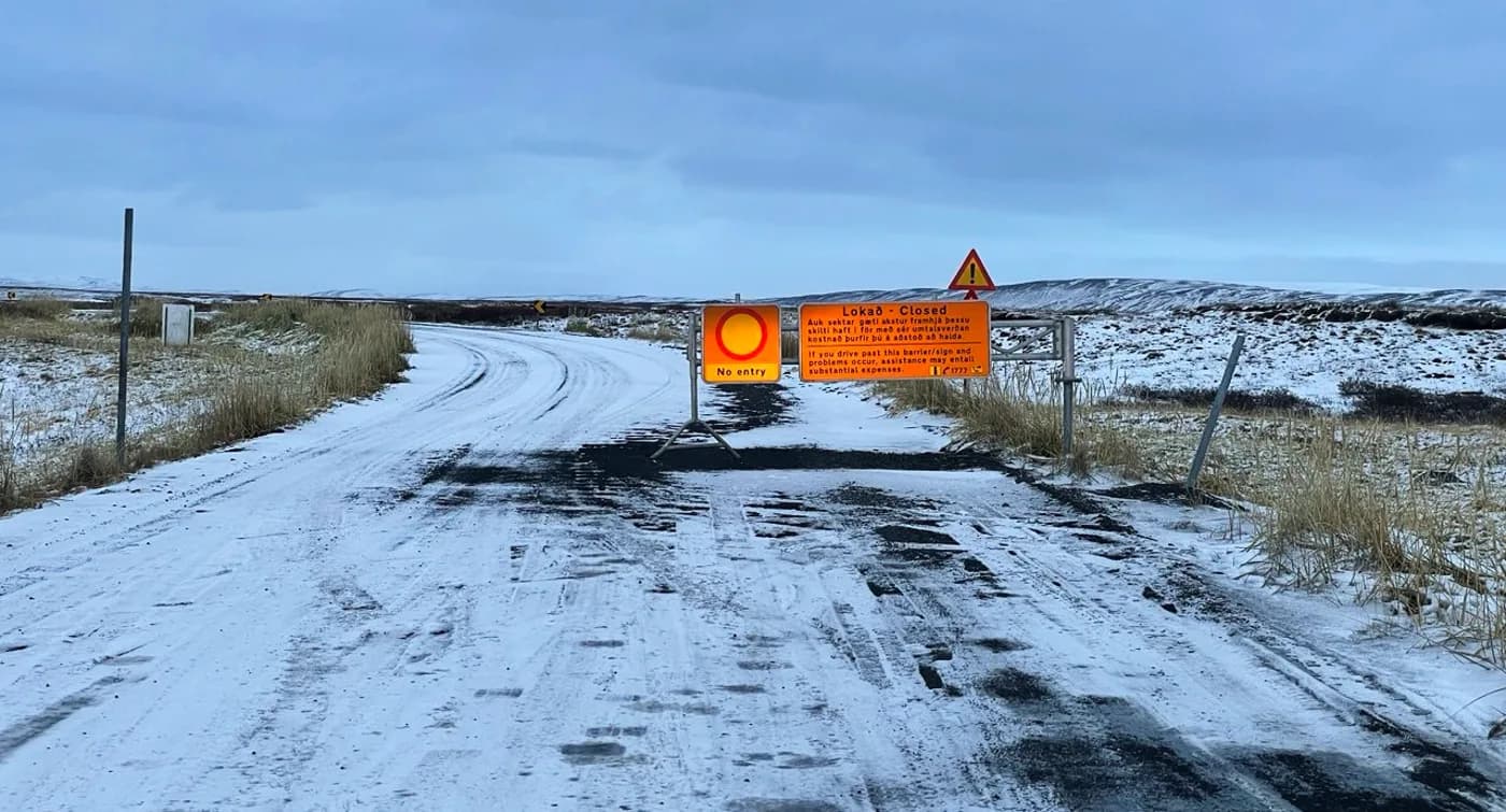 Carretera cerrada hacia el lado este de Dettifoss en invierno, norte de Islandia