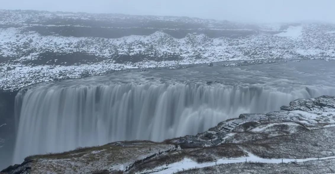 Cascada Dettifoss cubierta de hielo en invierno, norte de Islandia