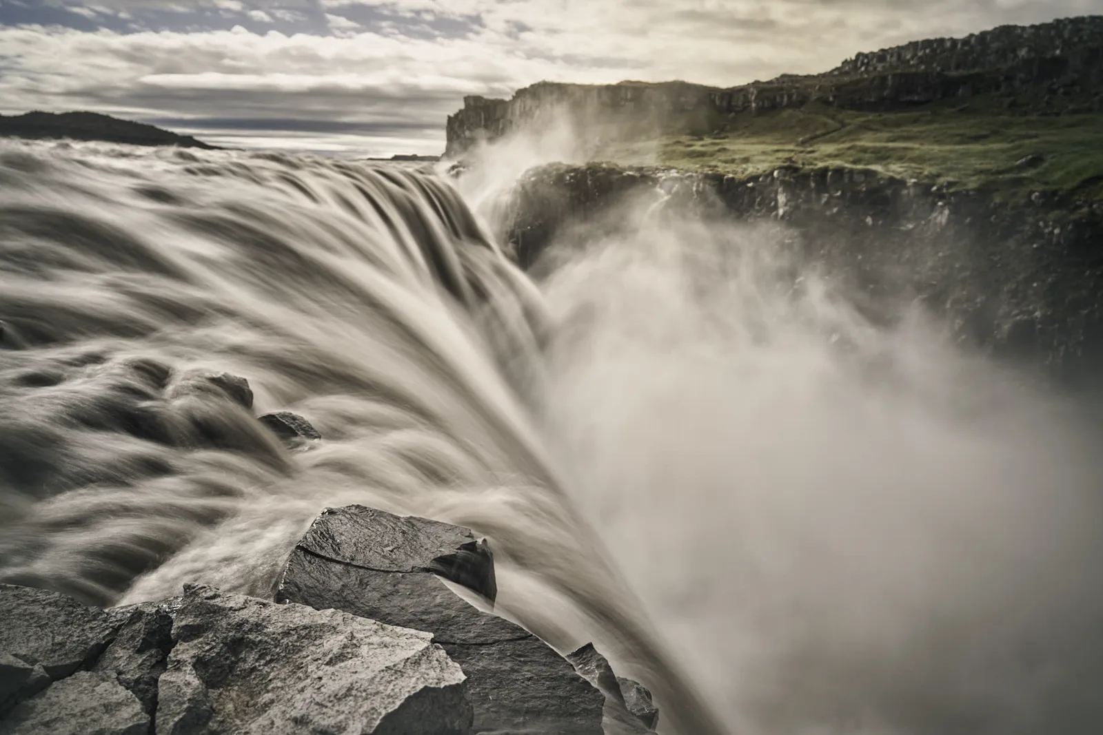 Larga exposición de la cascada Dettifoss en verano, norte de Islandia