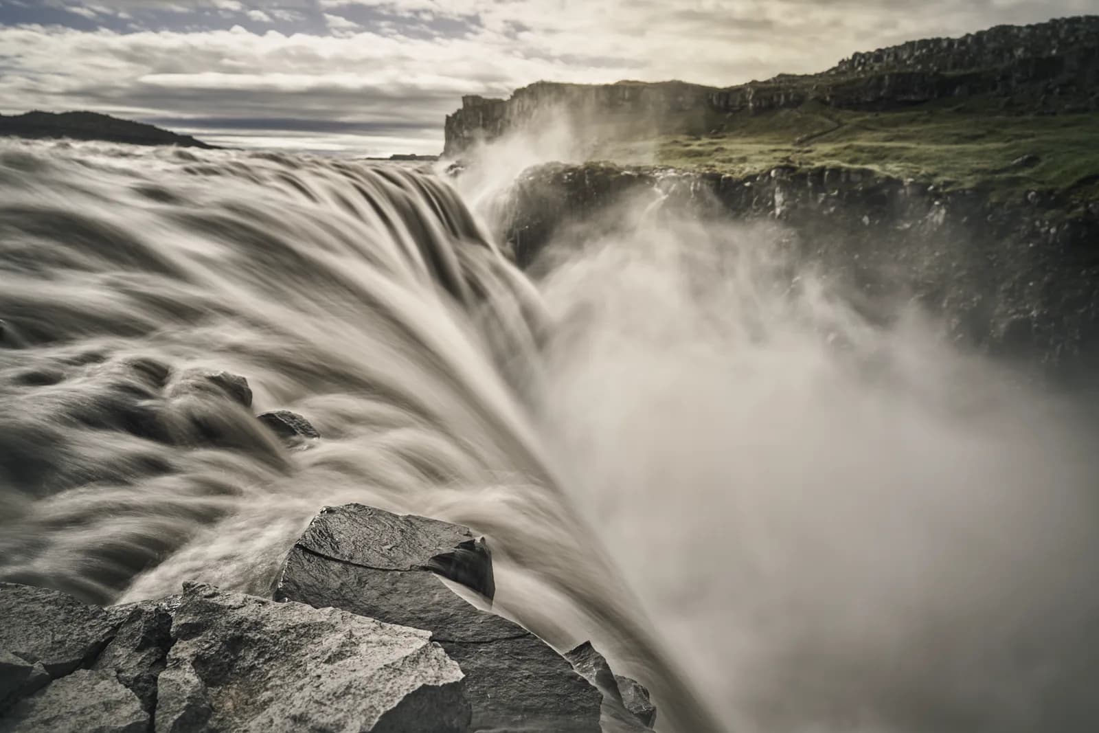 Larga exposición de la cascada Dettifoss, norte de Islandia