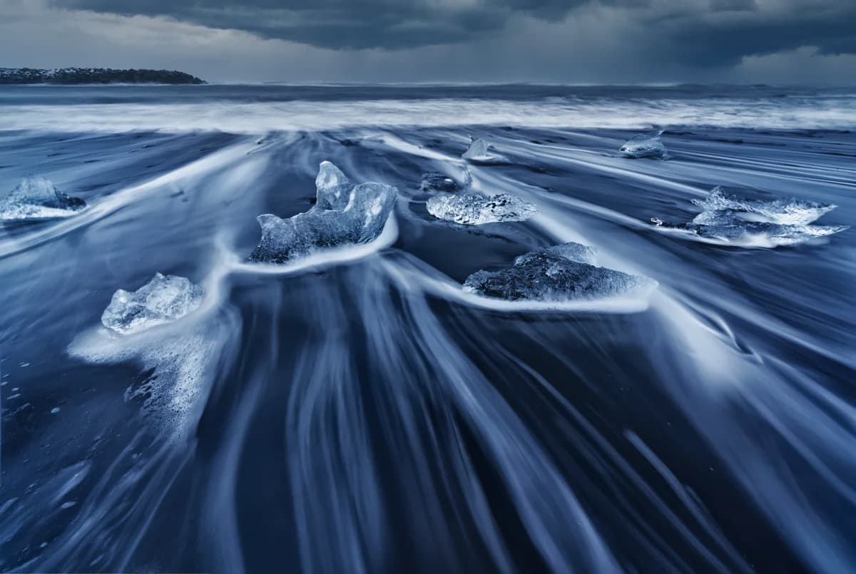 Pedazos de hielo entre las olas fotografiados en gran angular a 12 mm en la Playa de los Diamantes