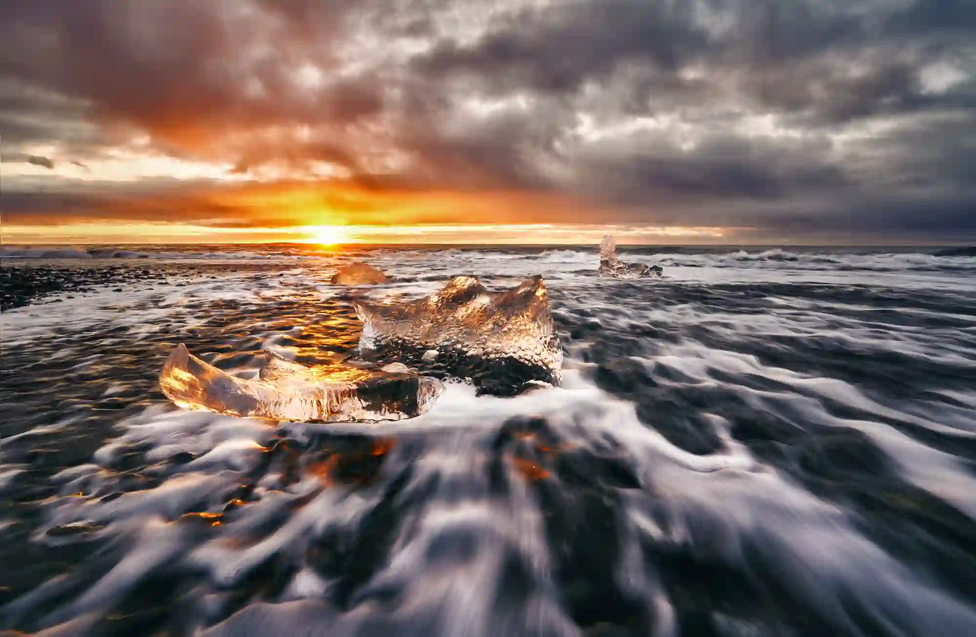Amanecer sobre los icebergs de la playa de los Diamantes, sur de Islandia