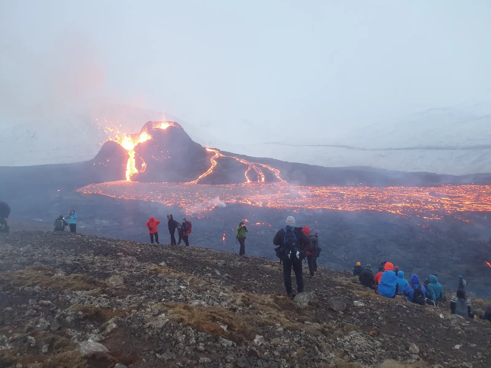 Turistas observando de cerca la lava de la erupción del Fagradalsfjall en Geldingadalir, marzo de 2021