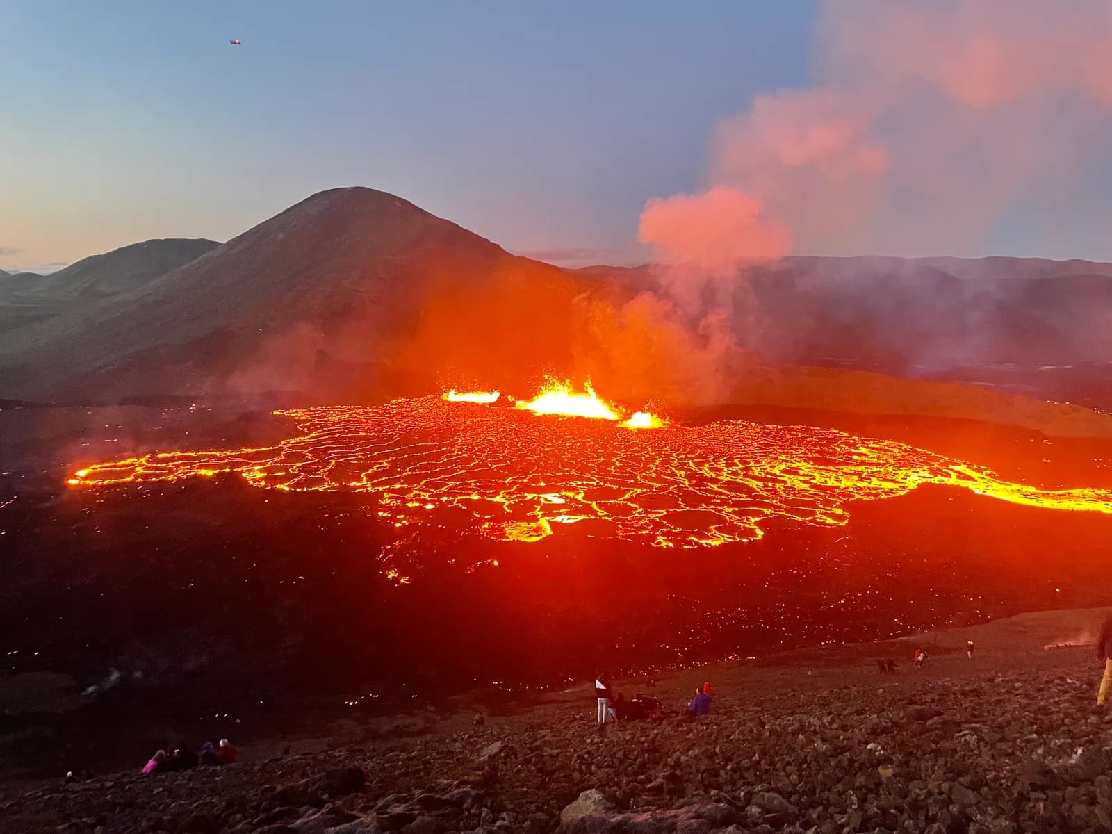Lava fluyendo al atardecer durante la erupción de Meradalir, agosto de 2022