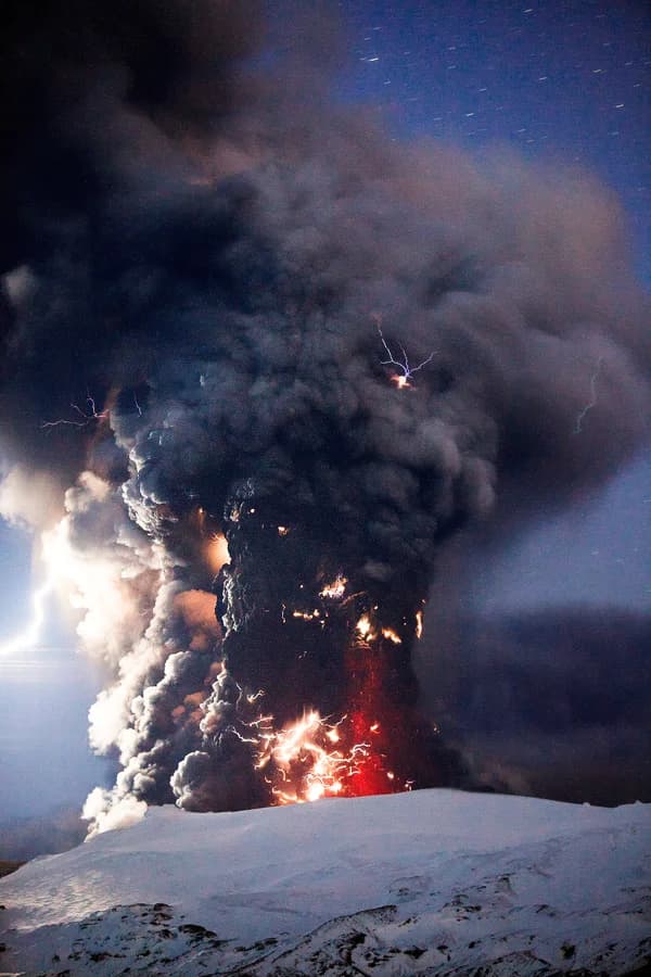 Rayos volcánicos dentro de la columna de ceniza de la erupción del Eyjafjallajökull en 2010