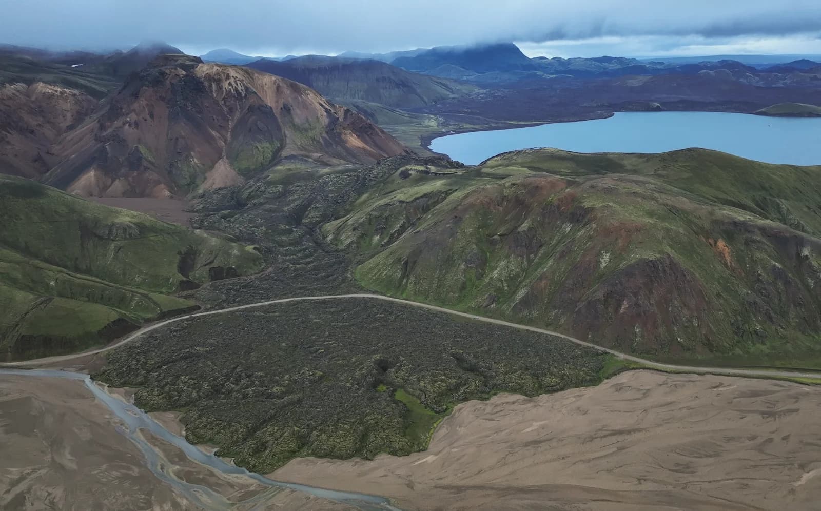 Carretera F208 cruzando una colada de lava seca, Tierras Altas de Islandia