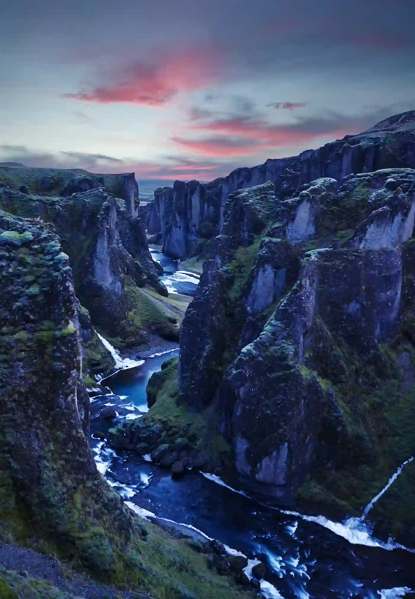 Cañón de Fjaðrárgljúfur, de paredes cubiertas de musgo, al atardecer, sur de Islandia