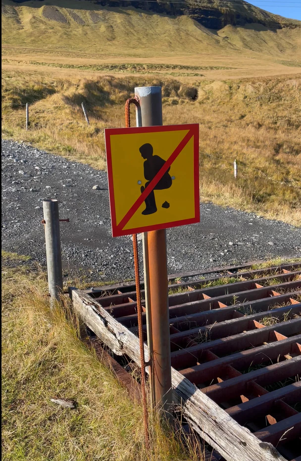 Señal prohibiendo hacer las necesidades junto al parking de Fjaðrárgljúfur, sur de Islandia