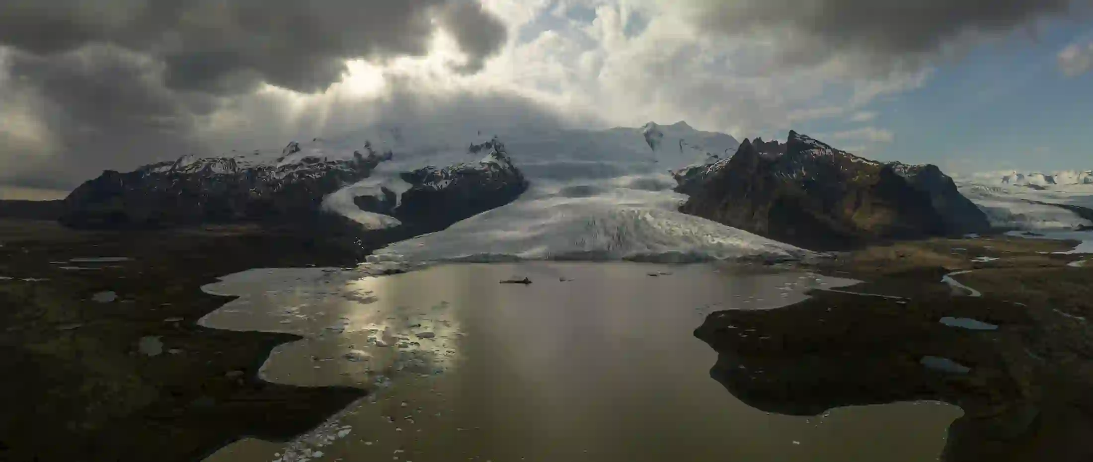 Vista aérea panorámica de la laguna glaciar de Fjallsárlón, sur de Islandia