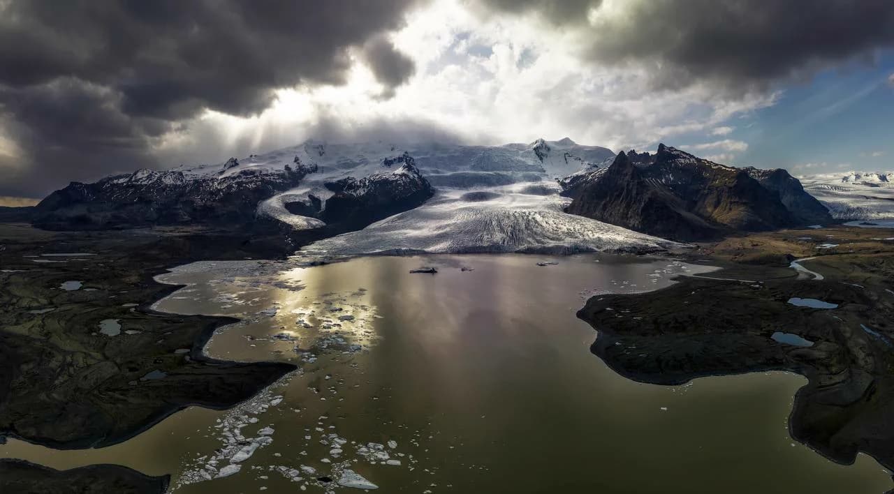 Vista panorámica de la laguna glaciar Fjallsárlón, sur de Islandia