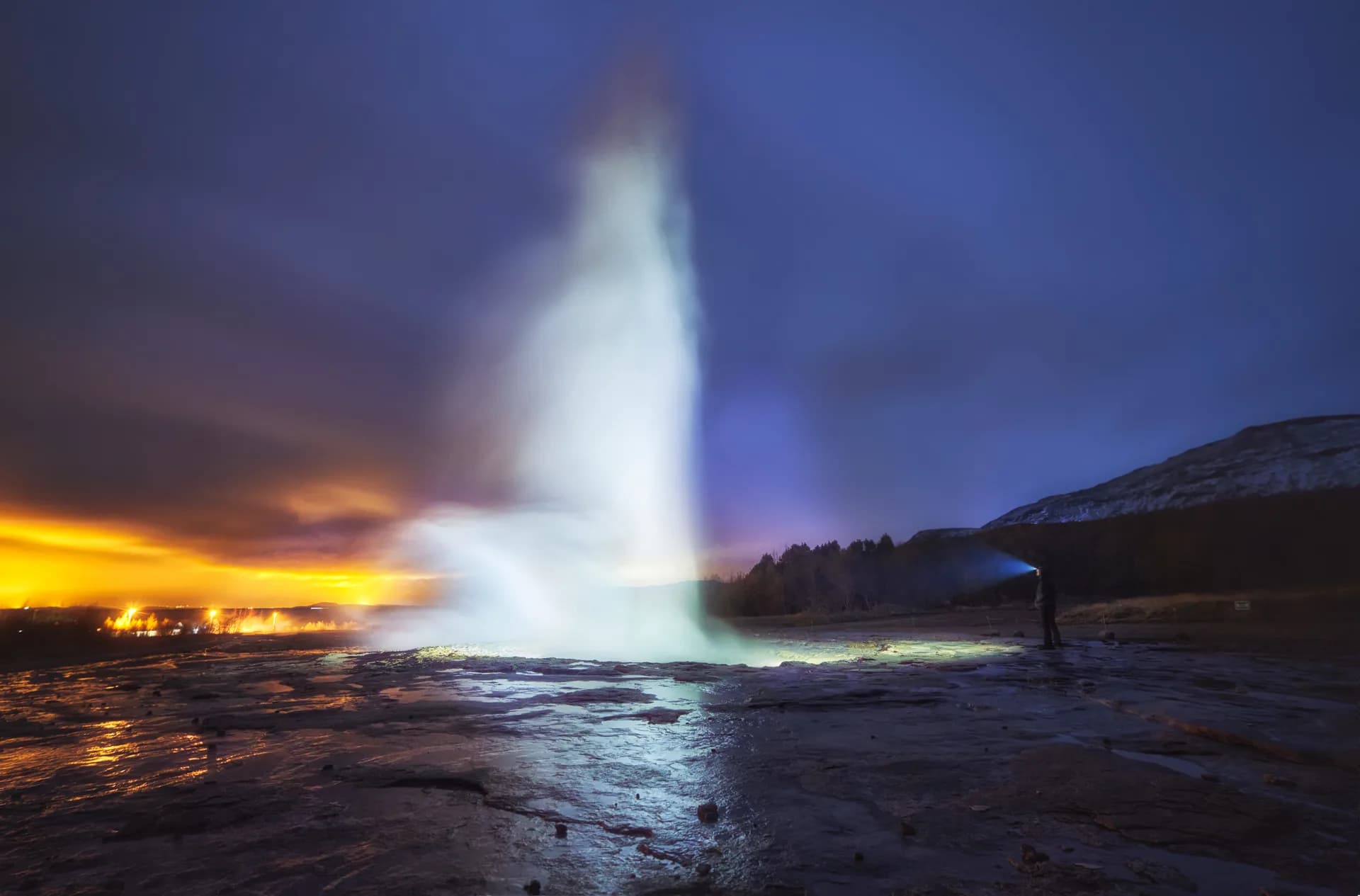 Géiser Strokkur en erupción en el Círculo Dorado de Islandia