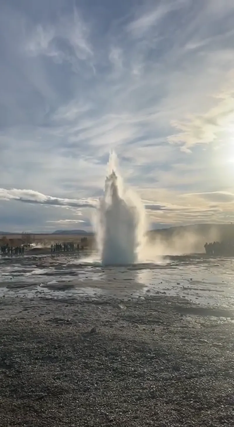El géiser Strokkur en erupción, campo geotérmico de Geysir, Círculo Dorado, Islandia