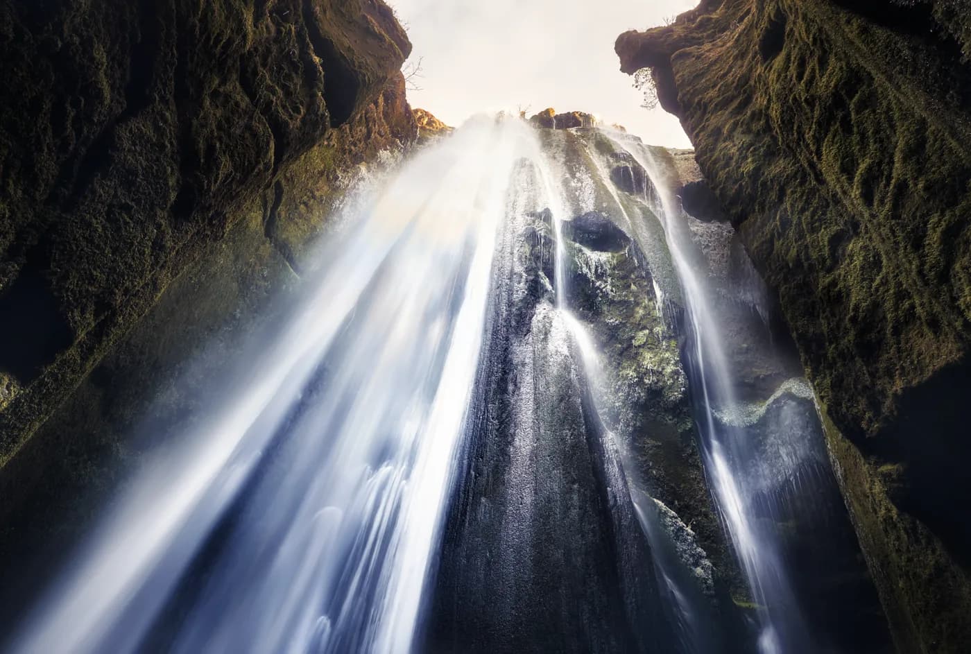Cascada Gljúfrabúi entre las rocas, sur de Islandia