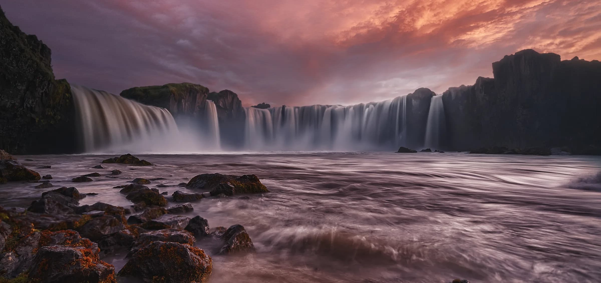 Panorámica del atardecer sobre la cascada Godafoss, la cascada de los dioses, en el norte de Islandia