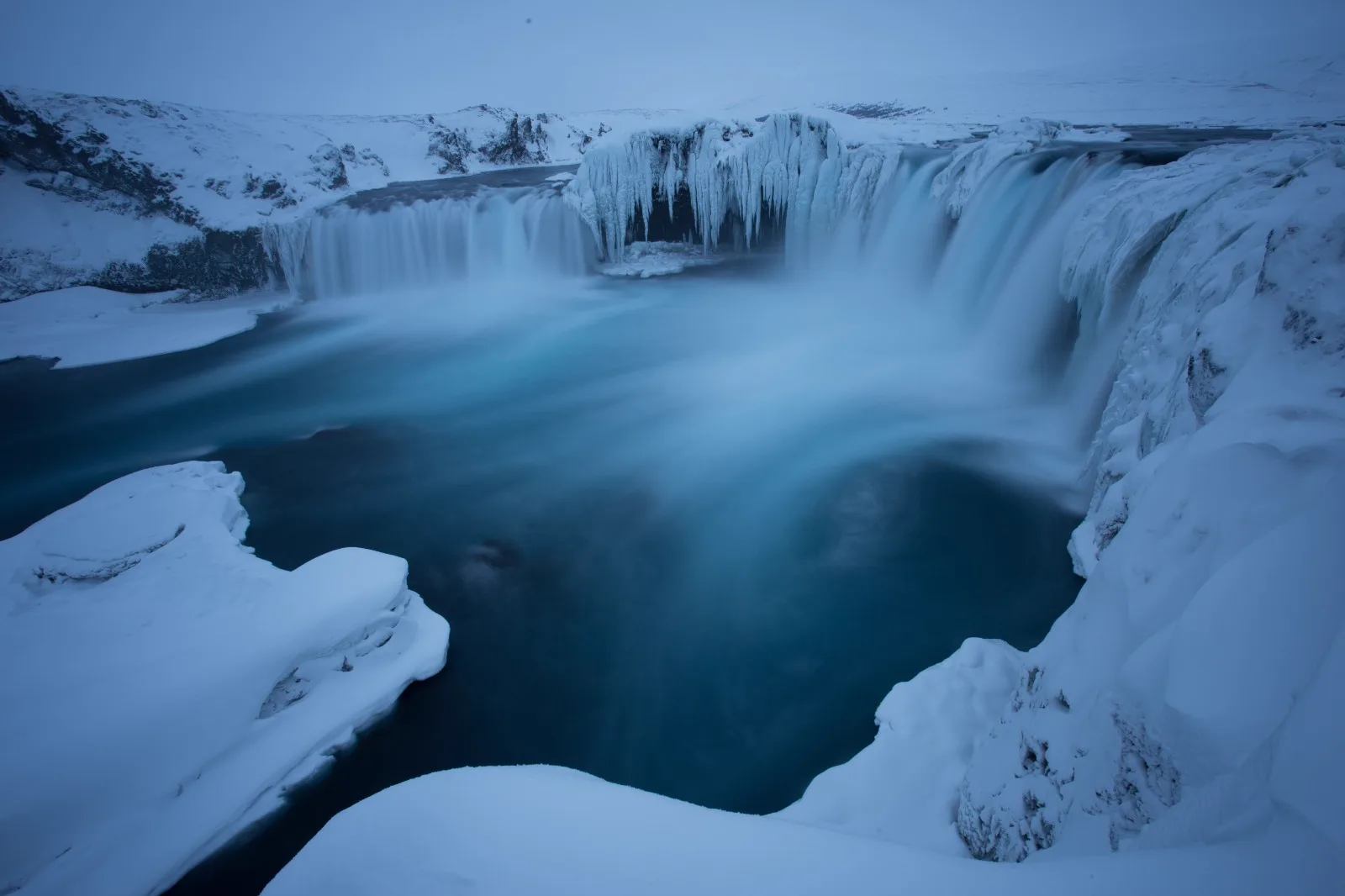 Cascada Godafoss cubierta de hielo y nieve en invierno, norte de Islandia