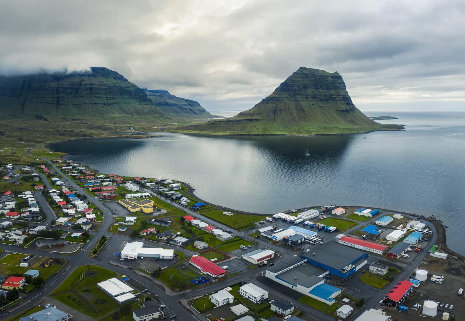 Vista aérea de Grundarfjörður y el monte Kirkjufell, la mejor base para explorar Snæfellsnes