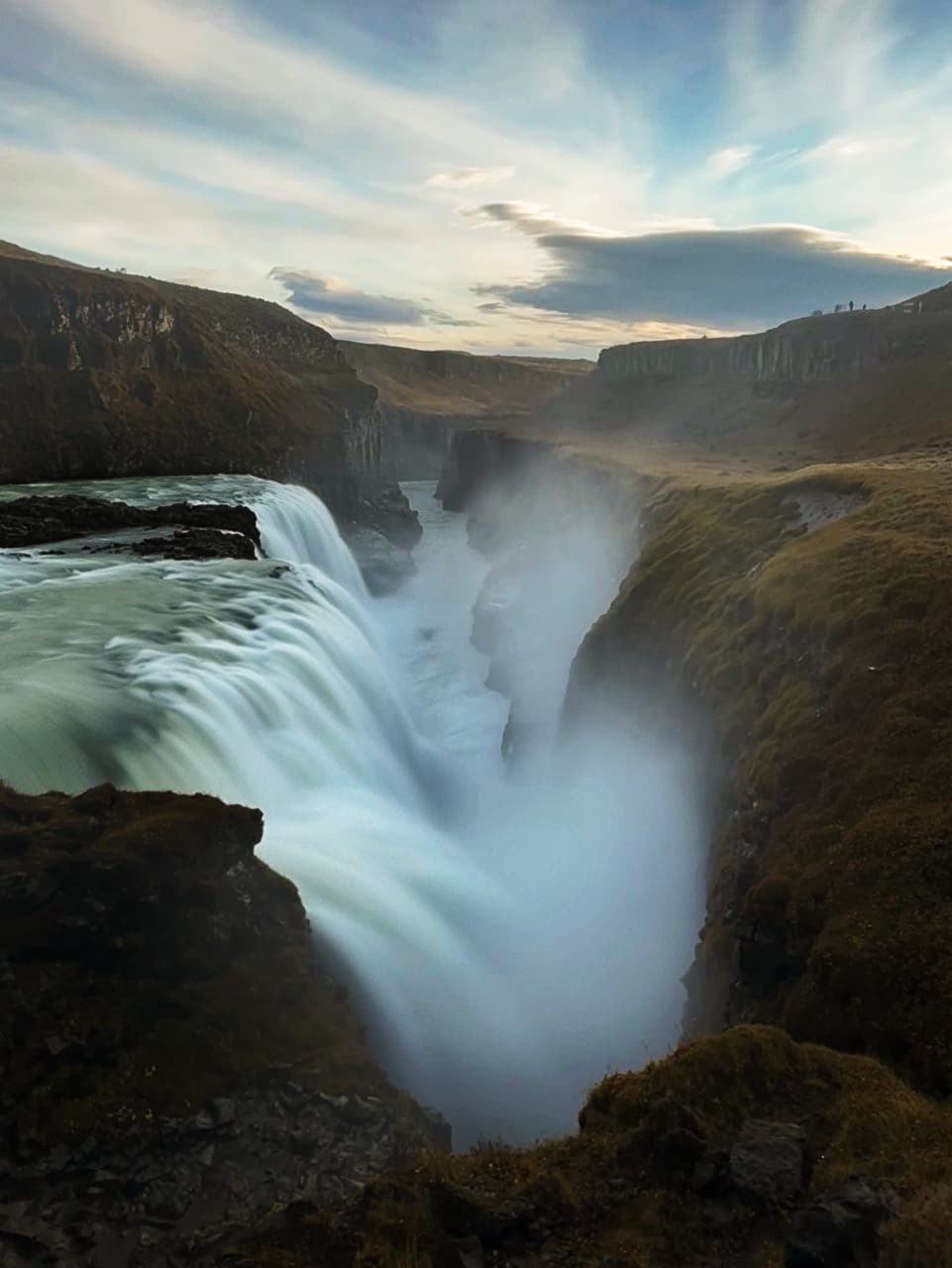 Cascada Gullfoss cayendo al cañón entre niebla, Círculo Dorado, Islandia