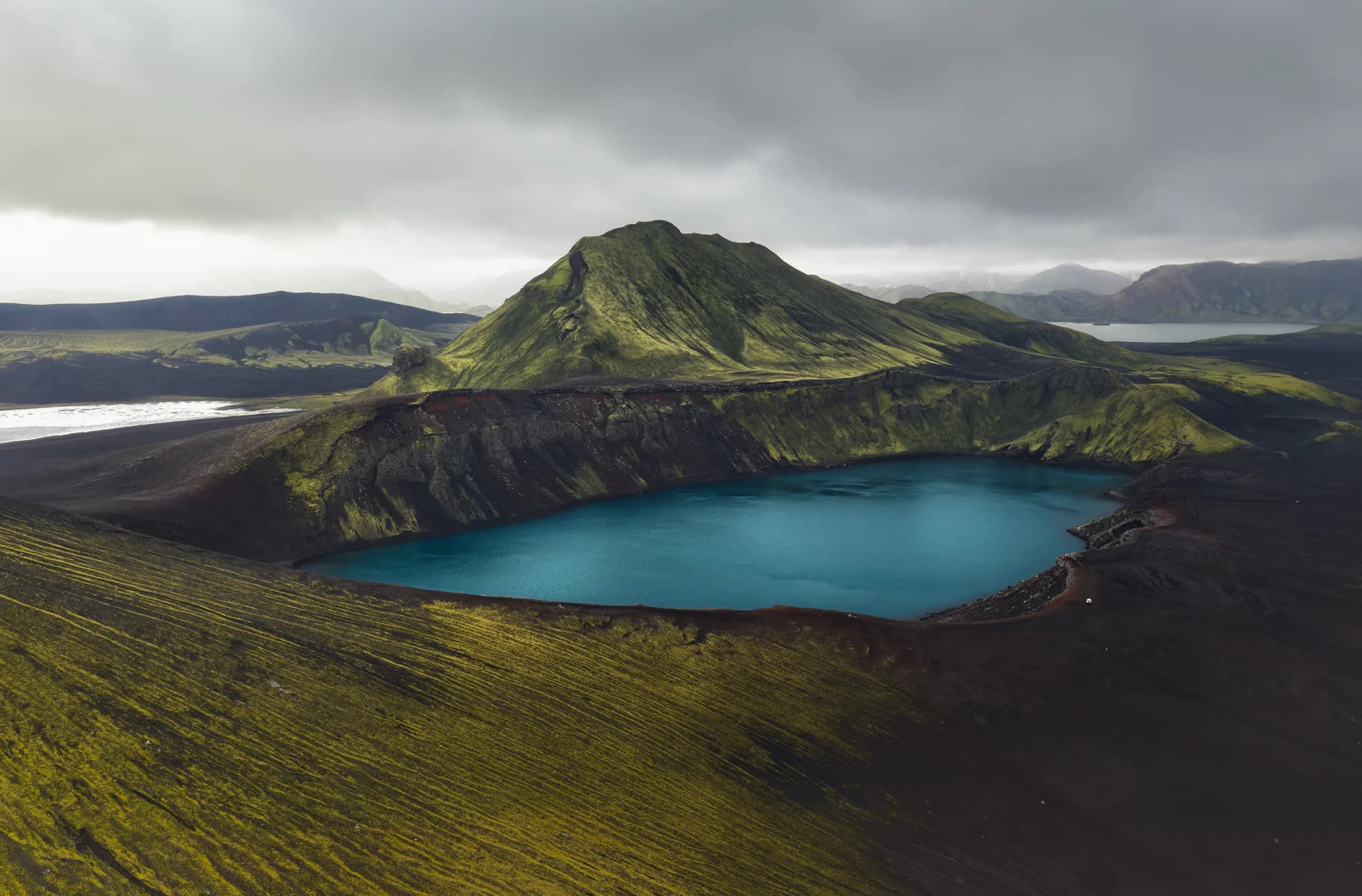 Vista panorámica del cráter Hnausapollur (Bláhylur) desde arriba, Tierras Altas de Islandia