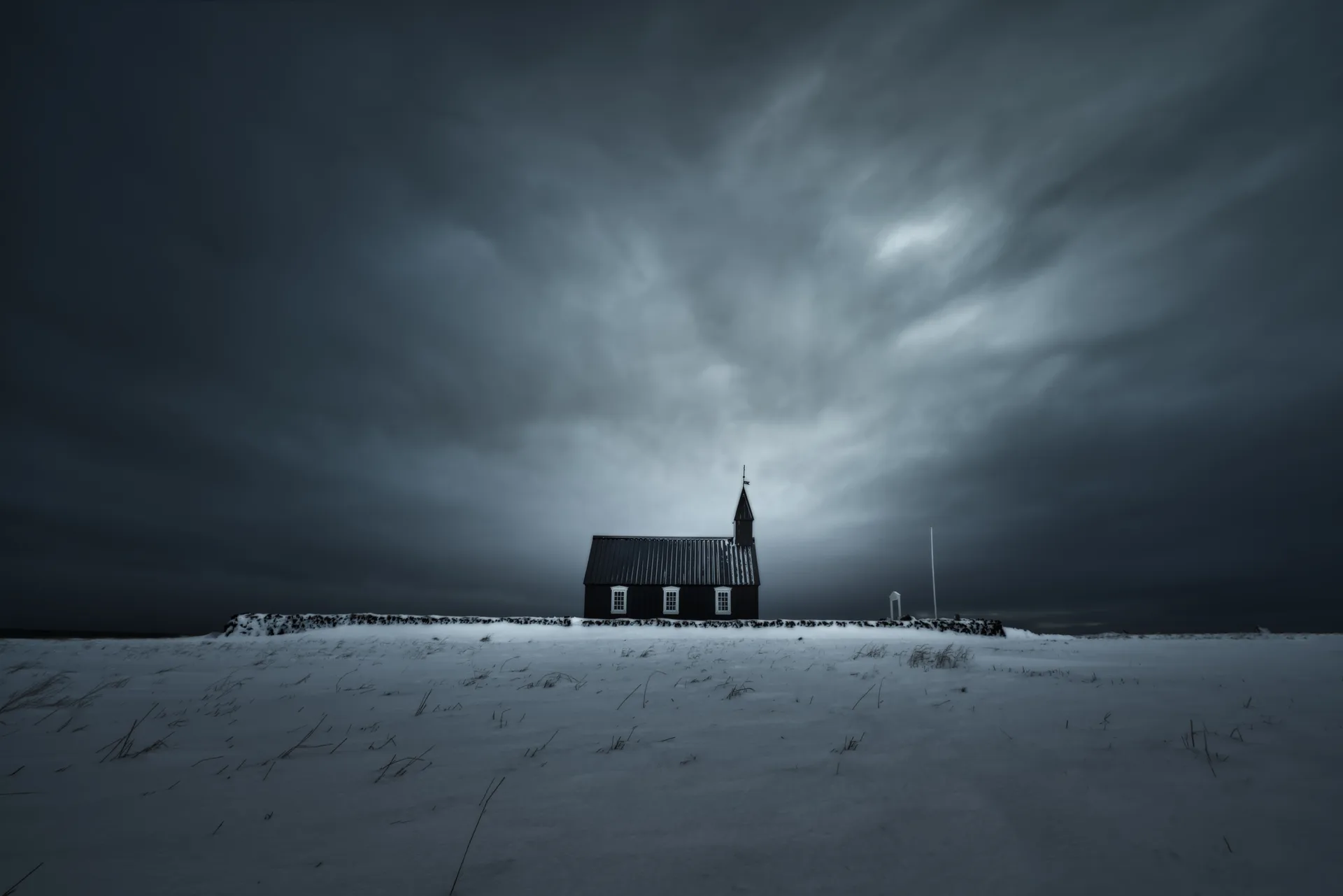 Iglesia negra de Búðakirkja en el campo de lava de Búðahraun, Snæfellsnes