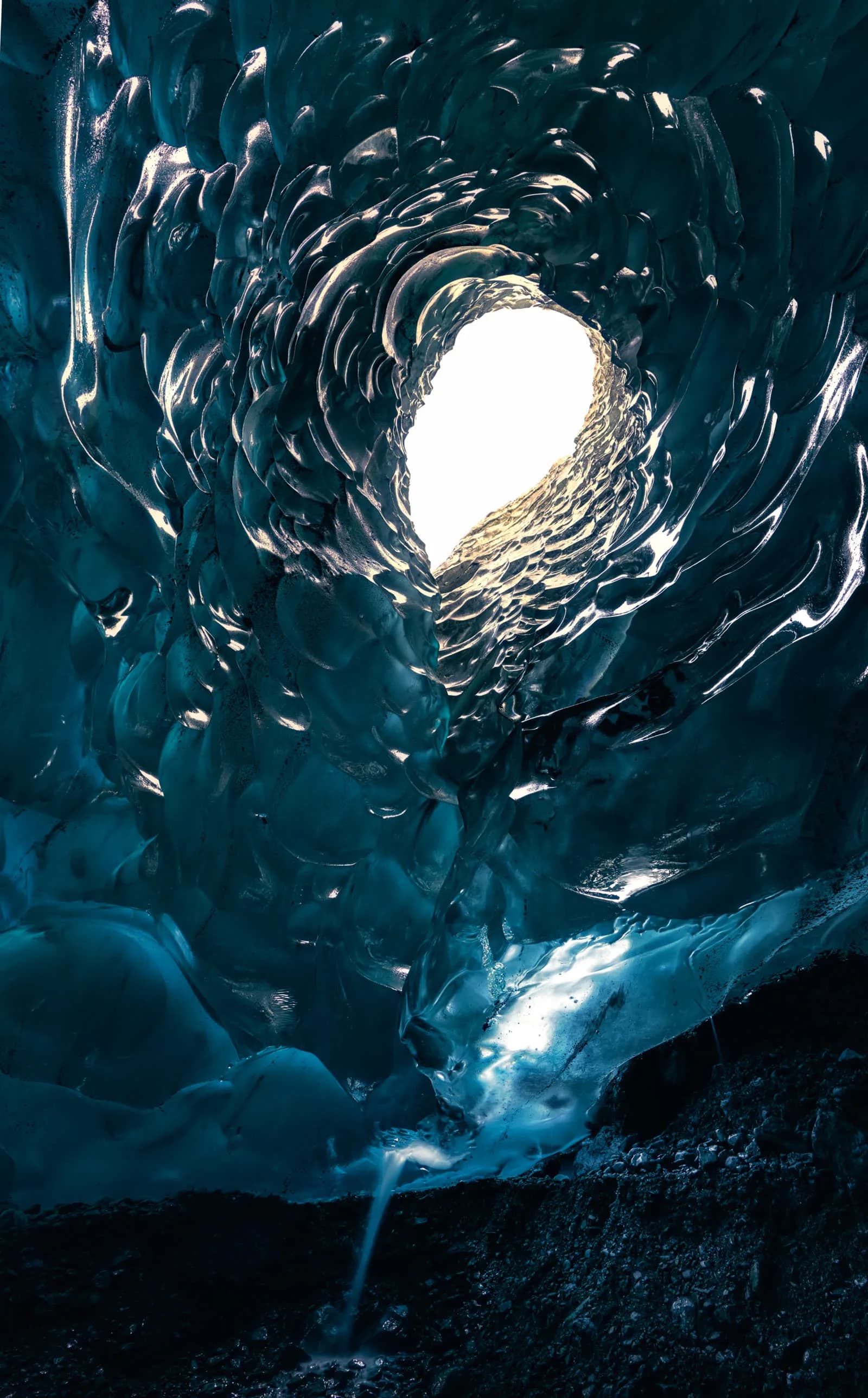 Interior de cueva de hielo Zafiro en el glaciar Vatnajökull, Islandia, temporada de invierno