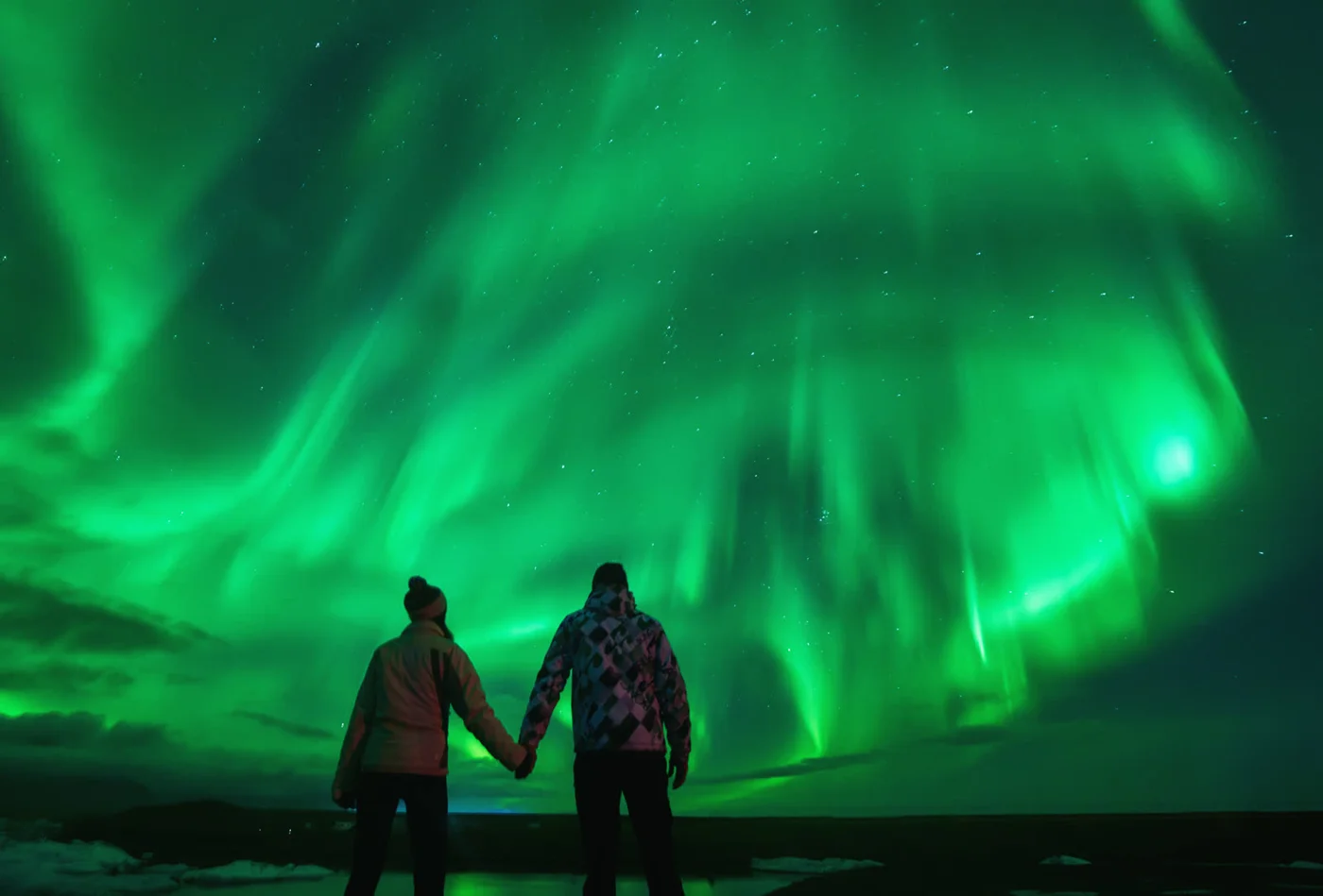 Aurora boreal KP6 sobre la laguna glaciar Jökulsárlón en otoño, Islandia
