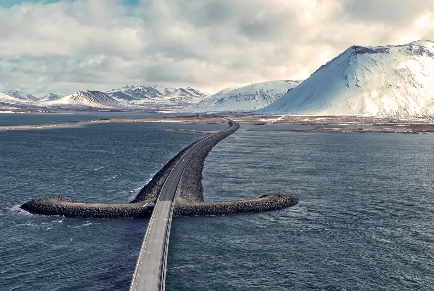 Carretera costera de la península de Snæfellsnes con el volcán glaciar al fondo, Islandia