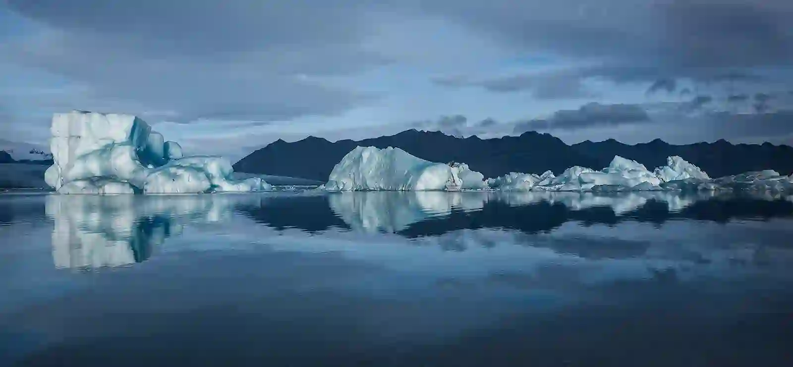 Icebergs azules en la laguna glaciar de Jökulsárlón, sur de Islandia
