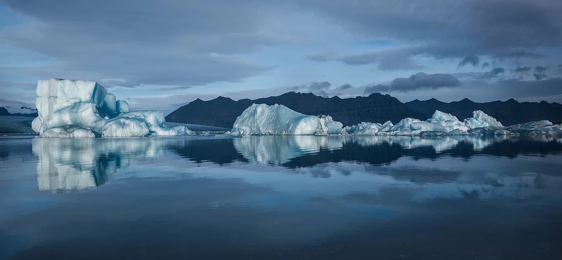 Atardecer azul y frío sobre la laguna glaciar Jökulsárlón, sur de Islandia