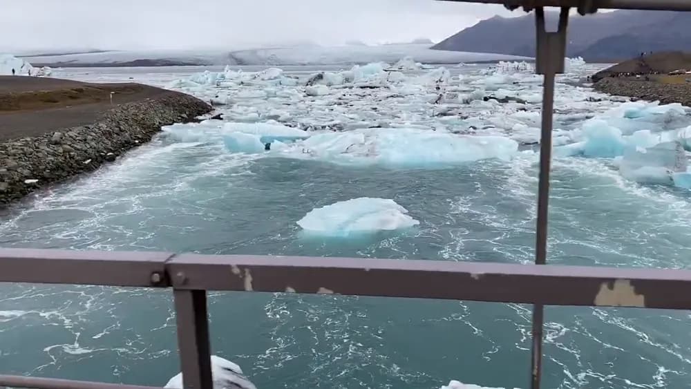 Icebergs flotando en la laguna glaciar Jökulsárlón, vistos desde el puente, Islandia