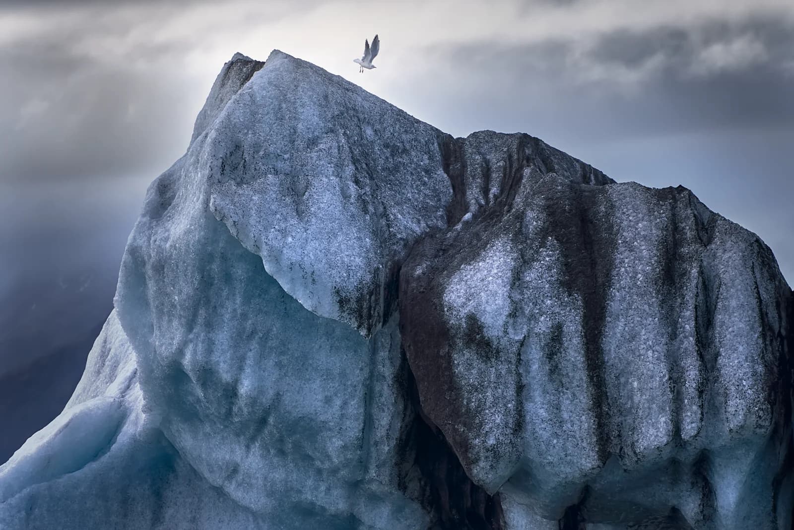 Calma y paz sobre la laguna glaciar Jökulsárlón, Islandia