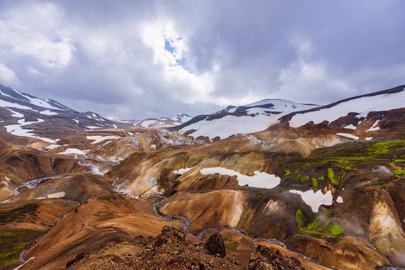 Impresionantes Tierras Altas de Islandia con picos nevados, Kerlingarfjöll