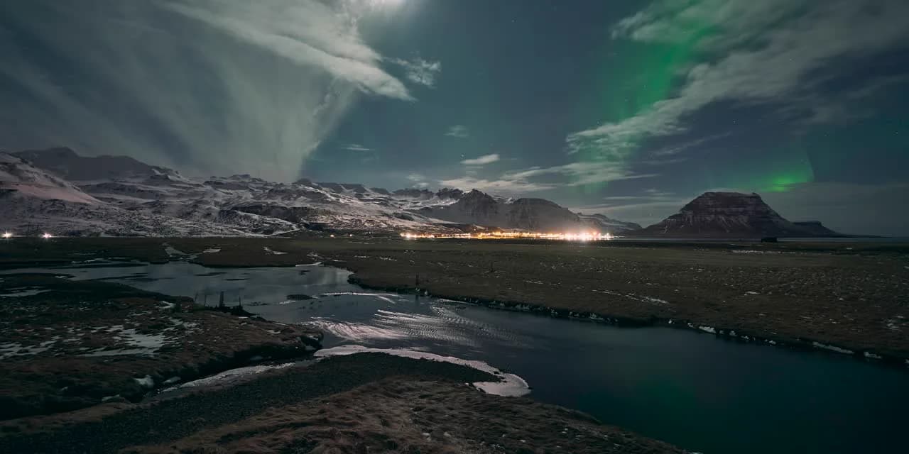 Timelapse de una aurora boreal sobre el monte Kirkjufell, península de Snæfellsnes