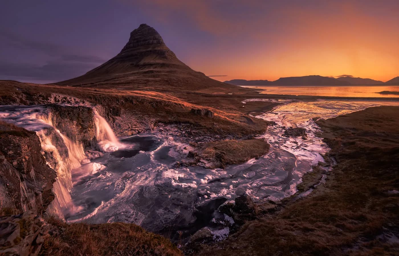 Amanecer otoñal en el monte Kirkjufell con tonos dorados, Islandia