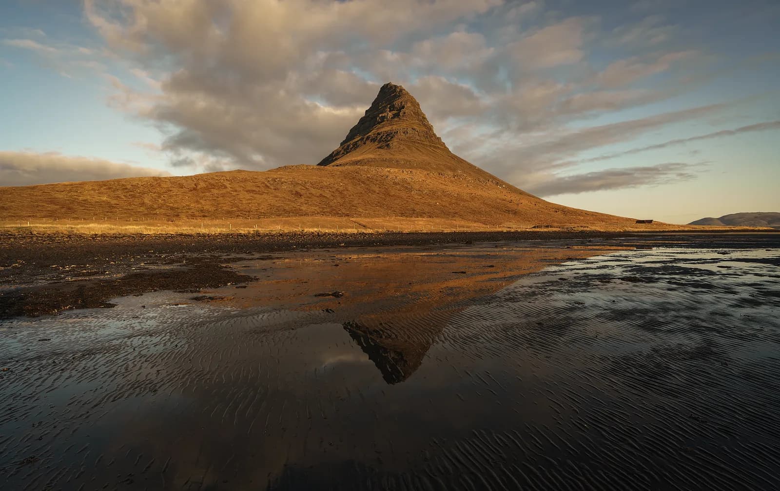 Kirkjufell reflejada en la costa con marea baja, península de Snæfellsnes