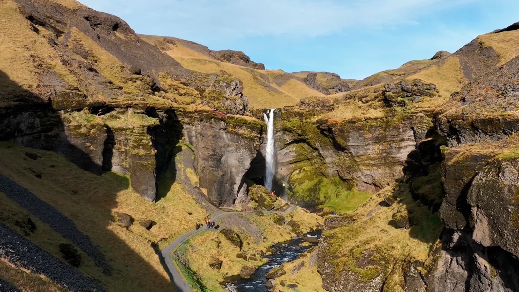 Vista panorámica de la cascada Kvernufoss en su cañón, sur de Islandia