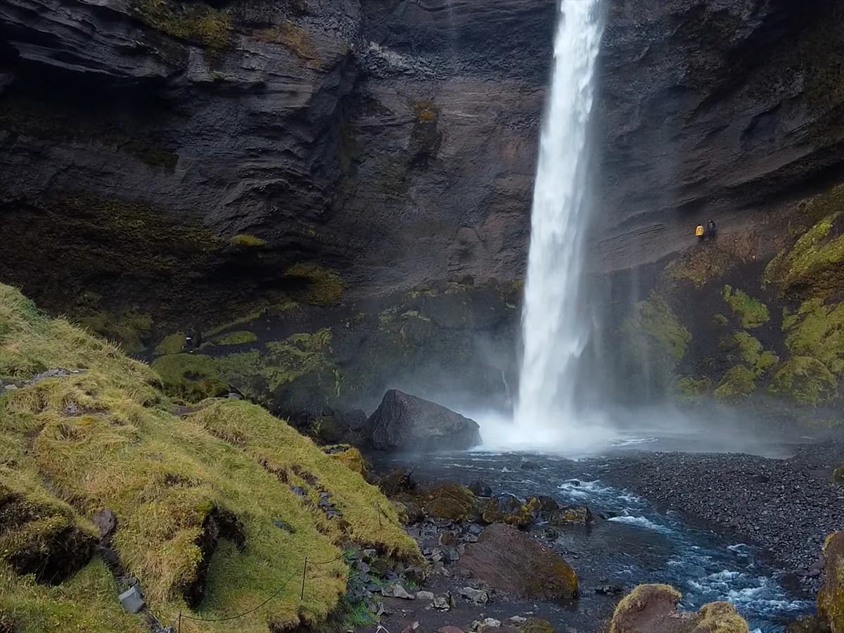 Cascada Kvernufoss en su cañón, sur de Islandia