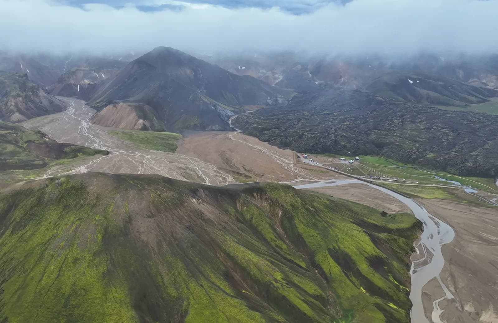 Camping de Landmannalaugar entre montañas, Tierras Altas de Islandia