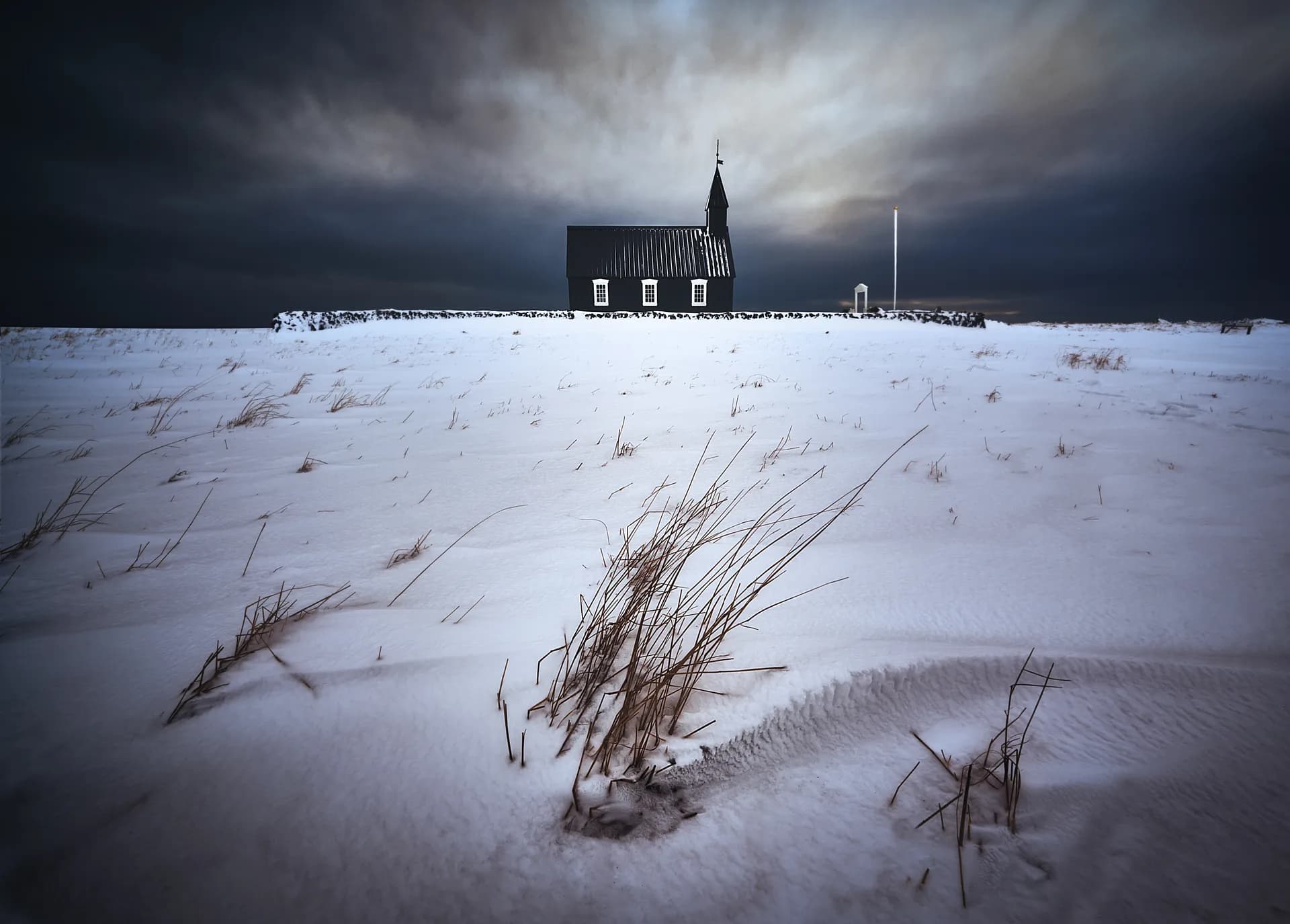 Iglesia negra de Búðir cubierta de nieve, península de Snæfellsnes, Islandia